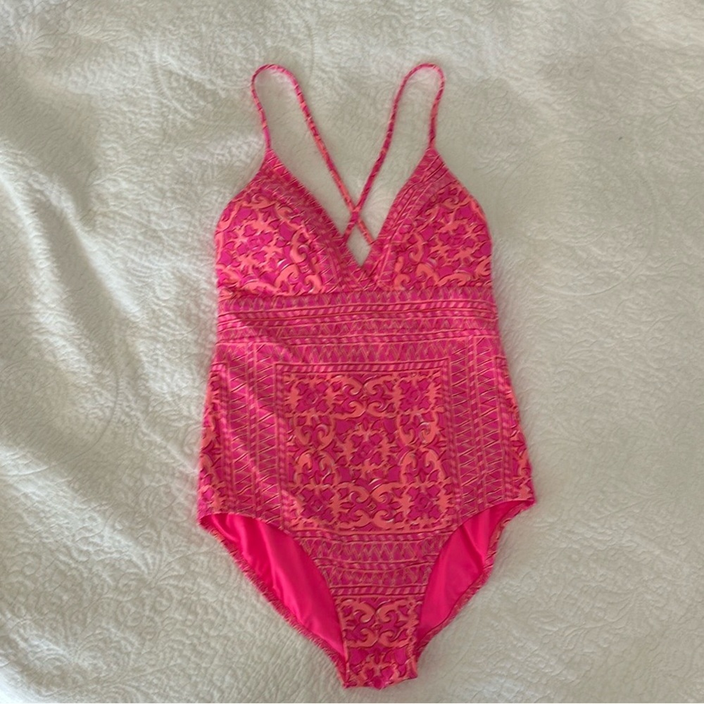 Brand new without tags (never worn, tried on only) Vineyard Vines one-piece Med